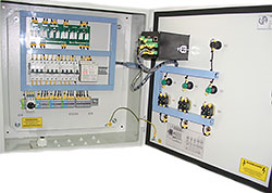 PCV - микропроцессорная автоматика для управления насосными станциями, вид ящика изнутри